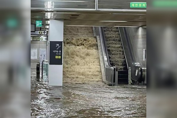 雨水灌入地铁站