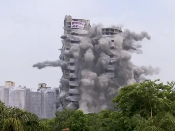 印度约百米高"双子塔"违建被拆 13秒倒塌一片狼藉