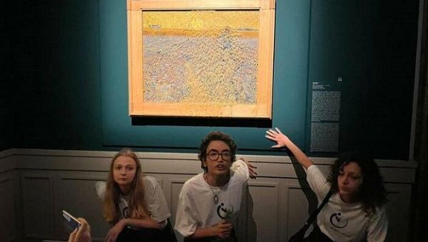 气候问题抗议者又泼画，梵高名画《播种者》遭泼豌豆汤