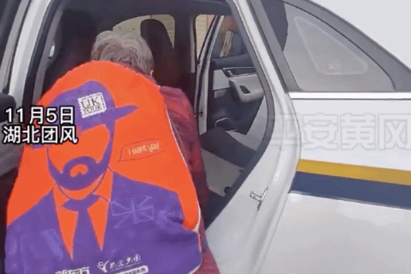 大娘体力不支误把警车当出租车 民警：为人民服务