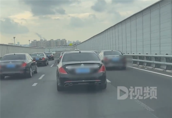 婚车车队占满3车道不让超车 一直摆队形拍照：网友神评