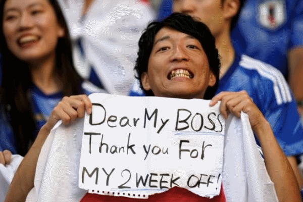 日本球迷举牌感谢老板批假：亲爱的老板！感谢您