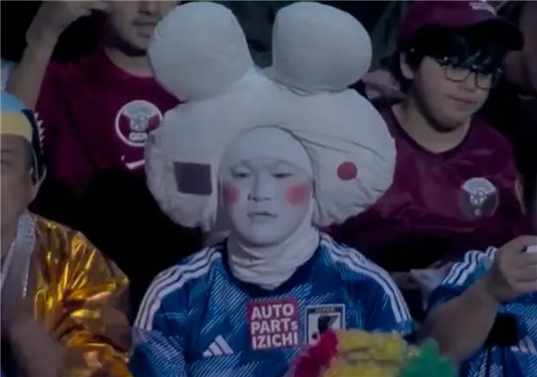 那名装扮奇特的日本球迷又来了：日本动漫神预言胜德国 《足球小将》表情包疯传