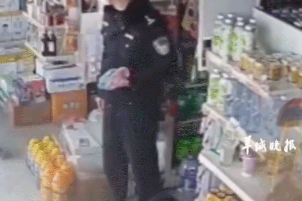 男孩自家超市假扮劫匪遇真警察！网友：首次抢劫夭折了