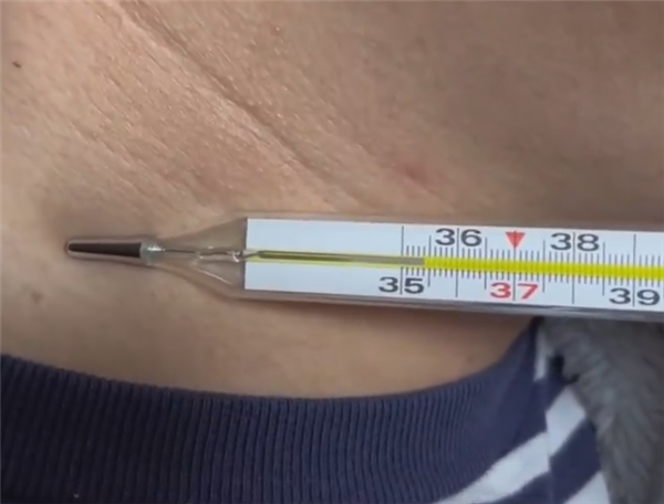 男子39.4度体温计刚放脖子就上升！快来看看高烧后如何缓解头疼