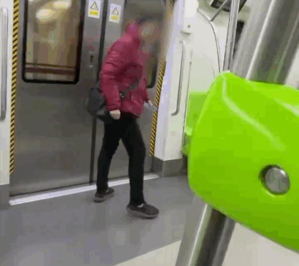 北京一女子故意在地铁车厢内吐口水已被拘！网友：大快人心