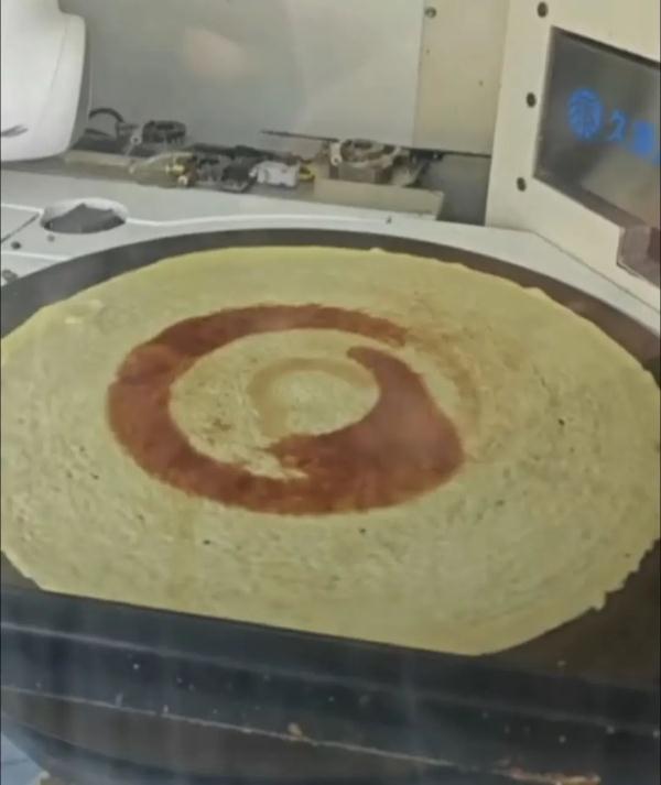 北京地铁口现煎饼机器人 科技与狠活buff加满了