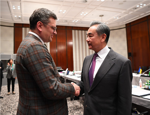 王毅会见乌克兰外长库列巴表示，中方始终坚持劝和促谈