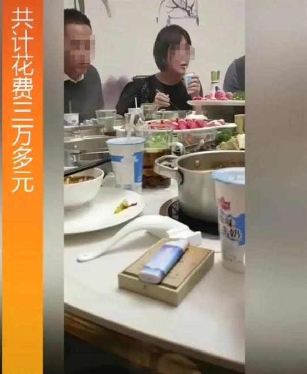 乡镇干部被指让群众买单 美女干部饭桌照聊天记录被曝光
