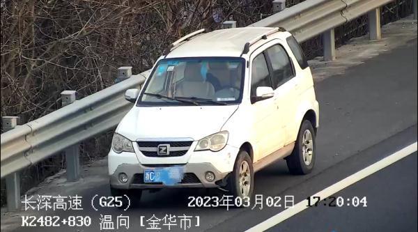 小车违停监控员联系车主 发现车被盗 毛贼车内昏睡