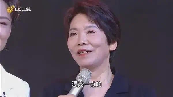 清华保洁阿姨弹钢琴走红：弹奏《我的中国心》引无数观众触动