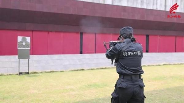 95后空姐转行当特警 训练按男队员标准执行 背后的原因让人想不到