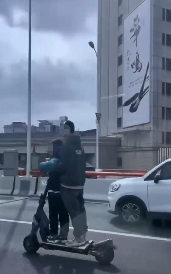 上海一男子脚踏滑板车带娃狂飙上高架？警方通报→