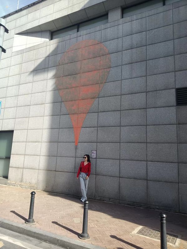 武汉街头“网红气球”褪色 专家解释本意就是让其褪色   