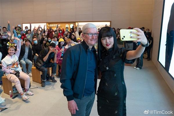 库克现身北京三里屯Apple零售店：与黄龄合影 引发在场顾客的阵阵欢呼！