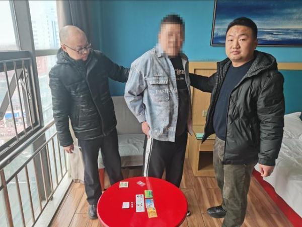 男子冒充退伍军官与多人恋爱骗60万被刑拘