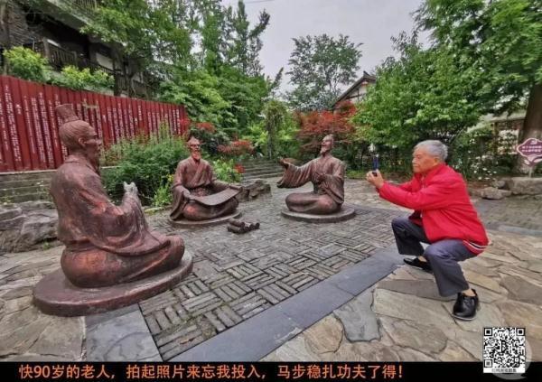 小伙在父亲墓碑贴二维码 扫码后可见生平故事以及各种作品