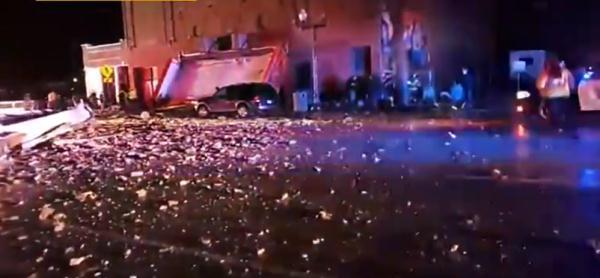 遭遇强风暴天气，美国一剧院屋顶坍塌致1死28伤