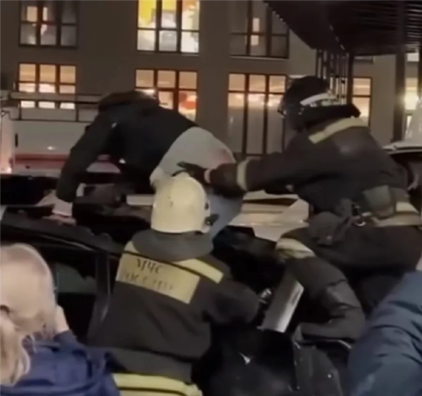 俄罗斯一男子19楼坠落后自行上救护车：还给医务人员唱了歌