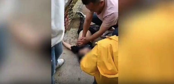 溺水男童出院 全家请锣鼓队下跪谢救命恩人