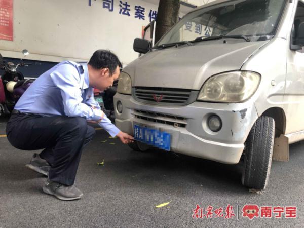 南宁民警追出3条街跑了1.5公里，用耐力累瘫小偷