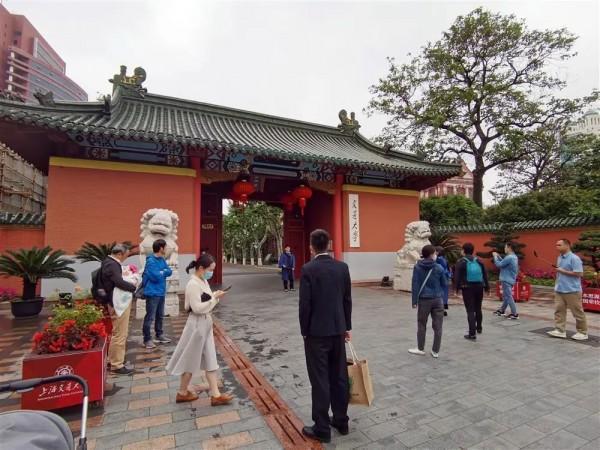 部分高校限制入校引争议 催生黄牛倒卖“门票”