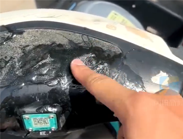 高温来袭：电动车仪表盘保护膜被晒化 用手一戳黏黏糊糊
