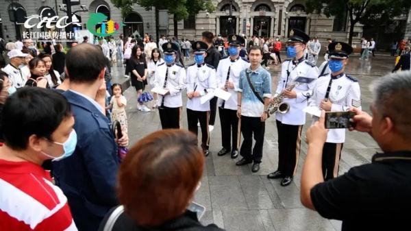 香港阿Sir武汉街头演奏《龙的传人》《强军战歌》等