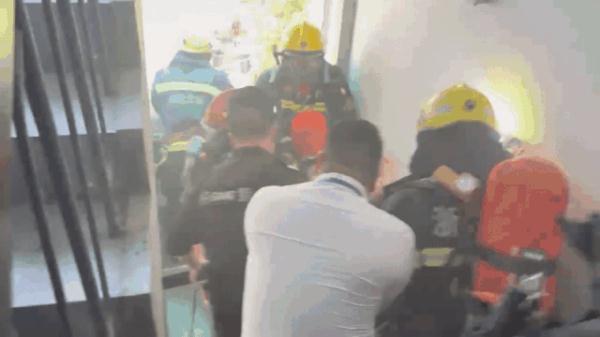 老人到消防队扔下钱就跑 "帮我交给救我老伴的消防员"