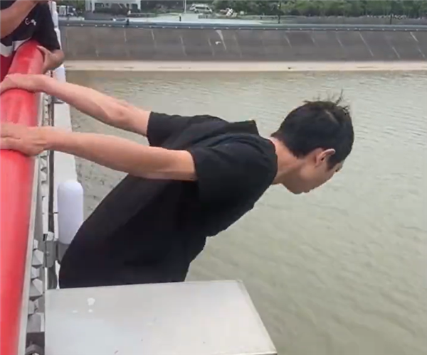 真英雄！外卖小哥从10多米高大桥跳水救人：网友呼吁重奖