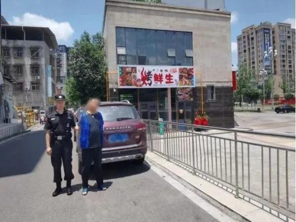 盗窃上瘾了，男子刑满释放后拉车门被警方抓了