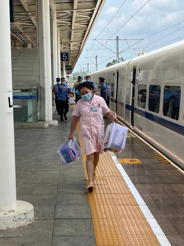 孕妇高铁上生产众人救助，母子平安！
