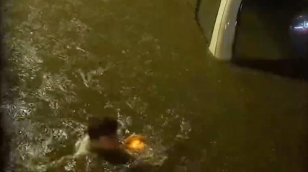 贵阳突遭暴雨袭击！地铁“喷水池”站成喷水池，市区积水淹过肩部，市民跳车顶前行
