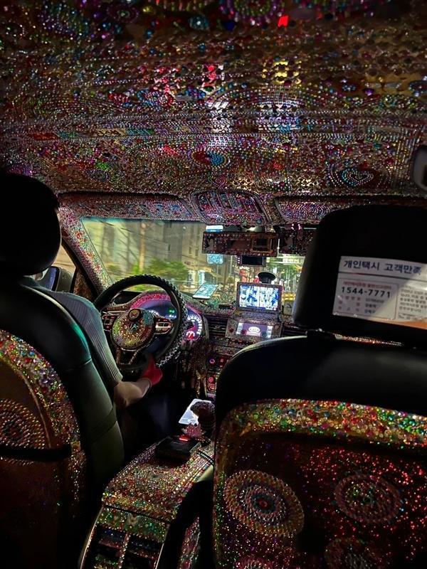 被首尔的出租车震惊到了！车内贴满彩钻却暗藏安全隐患