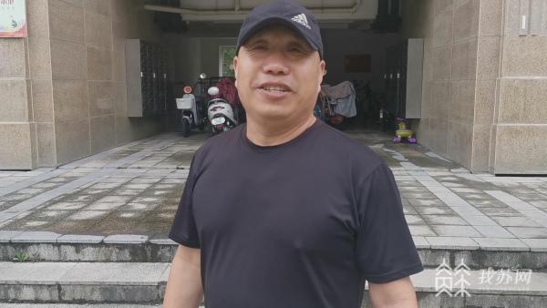 摩托车自燃男子赤脚救险：看到着火想都没想就跑出来了