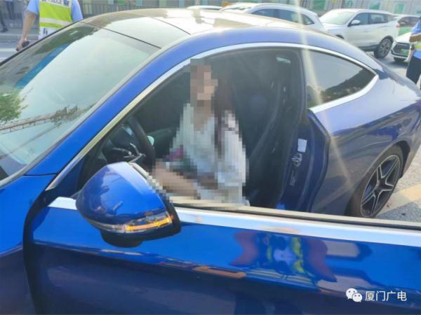 厦门交警巡逻时发现一女子酒驾撞上护栏 司机一滴酒，亲人两行泪 喝酒不开车，开车不喝酒