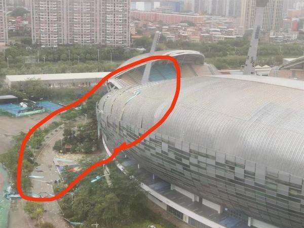 官方辟谣体育馆被吹倒：表皮脱落，主体结构完好