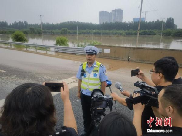 涿州进京高速目前中断！洪水漫过主路 交警建议绕行