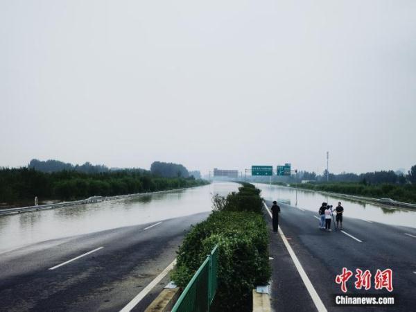 涿州进京高速目前中断!洪水漫过主路 交警建议绕行