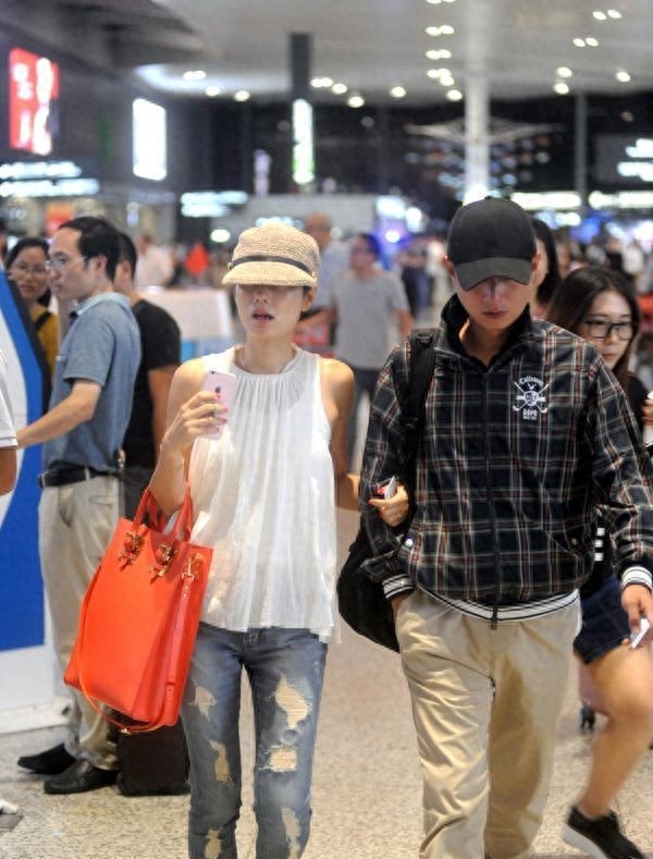 47岁马伊琍携2女儿现身机场15岁女儿身高164cm长相漂亮气质好