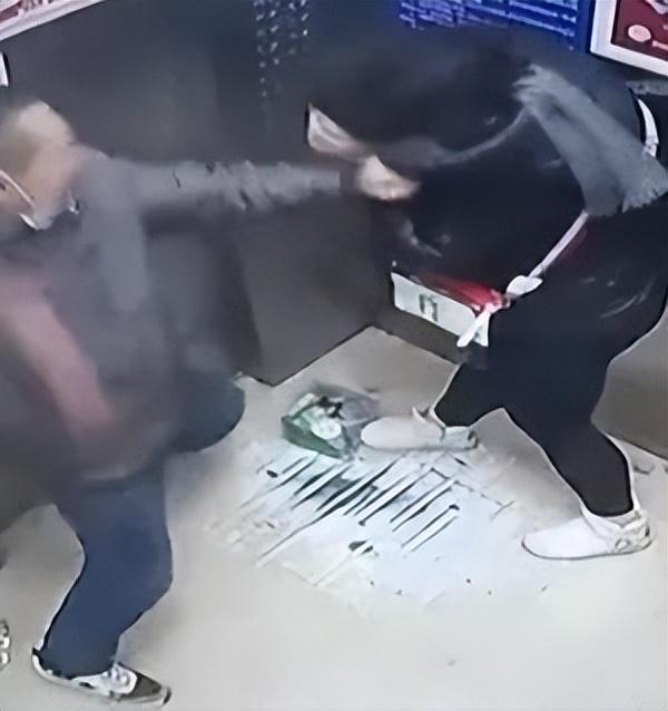 女子牵狗进电梯遭殴打衣服被扒光，警方展开调查