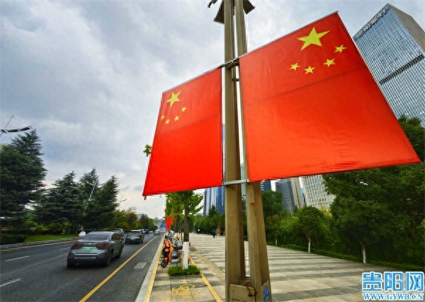 贵州街头国庆氛围感拉满！迎风飘扬装点城市喜气洋洋