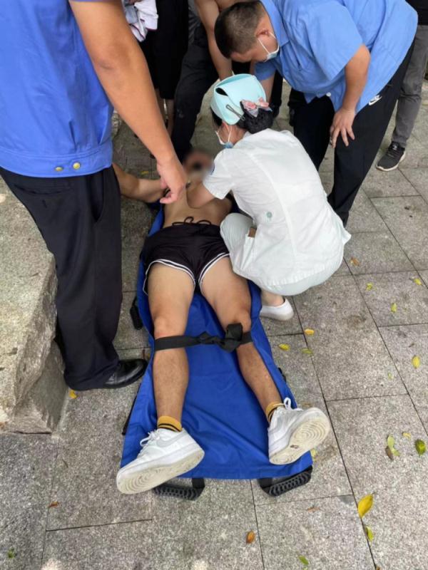 游客爬西樵山拍照留念不慎踩空！这些拍照姿势不要做