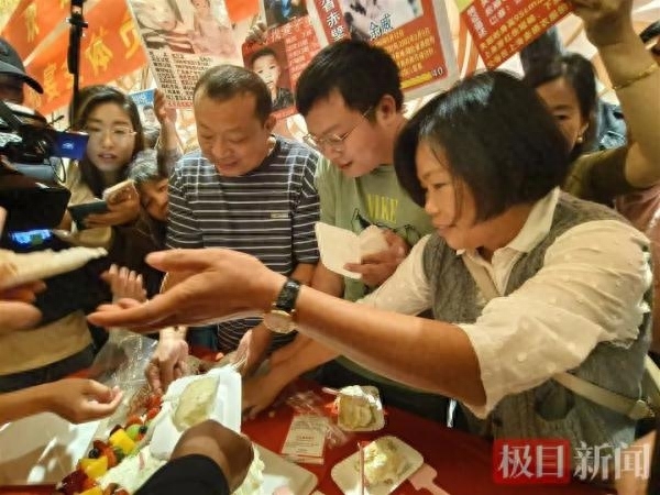 “悬赏百万寻子”母亲回忆认亲当天：看着他穿着破烂又局促我很伤心，现在每天看见他都很开心