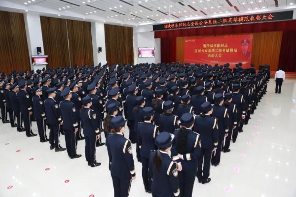 110933欢迎重新归队！女儿含泪继承父亲警号