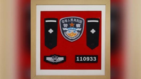 110933欢迎重新归队！女儿含泪继承父亲警号
