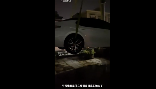 女子花800元把车吊到楼顶防泡水 吊上去总比泡水好：网友怒赞学到了