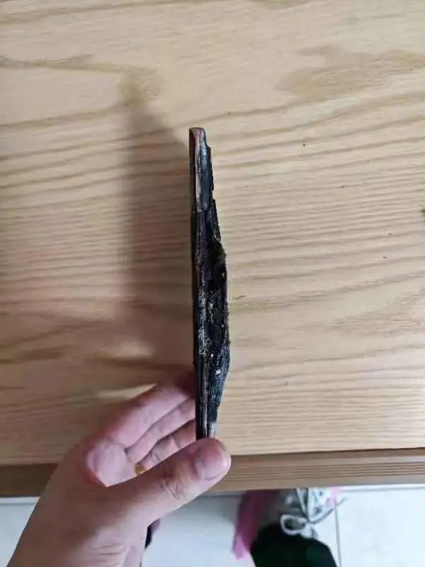 女子称凌晨被手机自燃烧伤脚部 荣耀回应