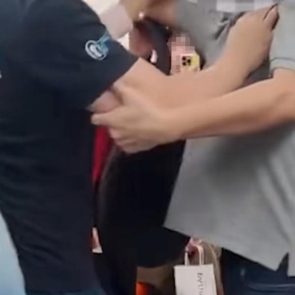 58岁男子欲占座掐脖子威胁他人！遭到拒绝后仍然不依不饶 多位乘客联手制暴！