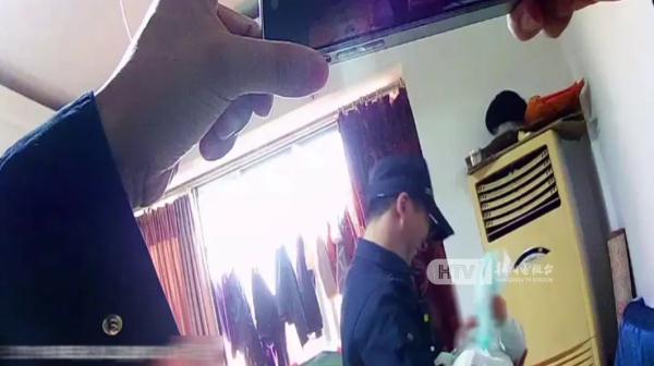 杭州女子一看监控吓坏了!赶紧报警!9个月娃独自爬上桌民警3分钟赶到抱下 